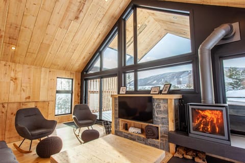 Property building, Winter, BBQ facilities, Living room, Mountain view, Mountain view, Sunrise, dishwasher, washing machine