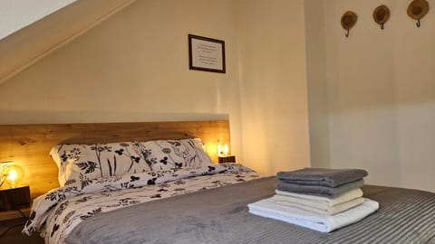 Apartman oak Nikola's lamp Apartment in Lika-Senj County