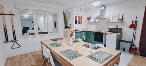 Kitchen or kitchenette, Dining area, stove