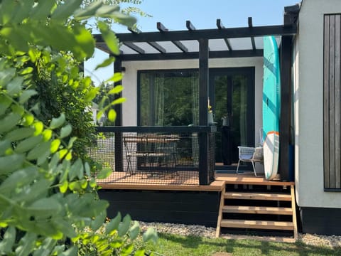 Property building, Patio, Facade/entrance, Balcony/Terrace