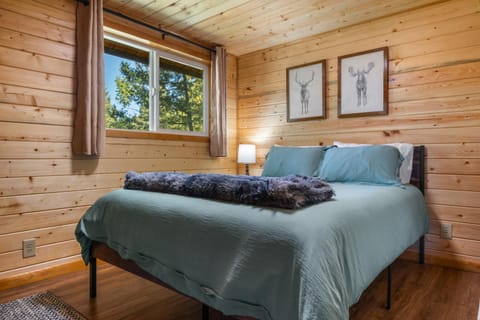 Log Cabin with Views, Ski nearby Cabin in Philipsburg