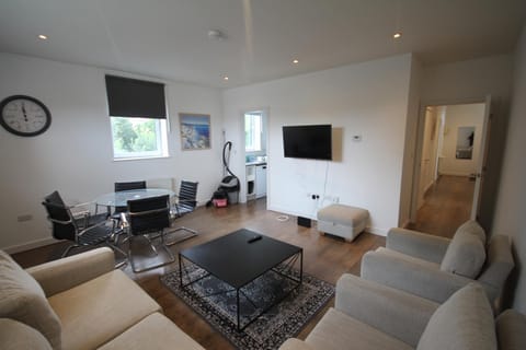 TV and multimedia, Living room, Seating area, Evening entertainment