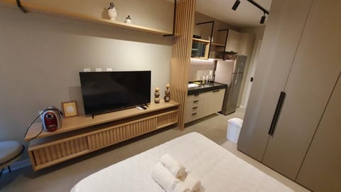Communal lounge/ TV room, Bed, TV and multimedia, Kitchen or kitchenette, Photo of the whole room, Bedroom, minibar, towels, wardrobe
