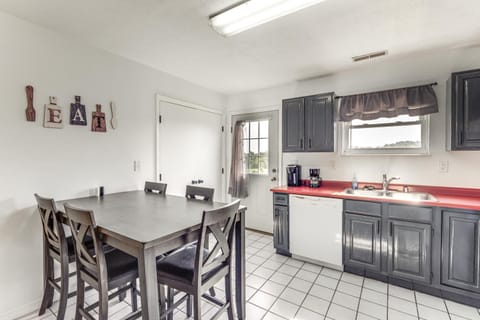 Quiet Dry Ridge Home with Yard - Near Ark Encounter! House in Williamstown