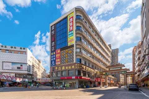 Property building, Day, Neighbourhood, City view, Street view, Location, Parking