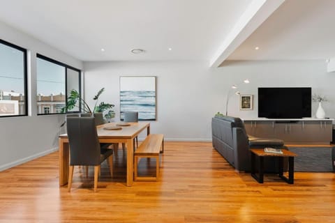 Large CBD apartment with parking Apartment in Launceston