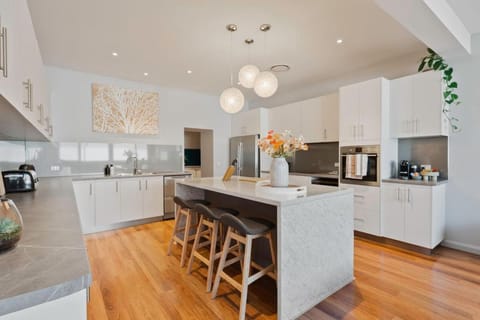 Large CBD apartment with parking Apartment in Launceston