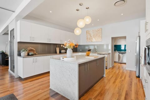 Large CBD apartment with parking Apartment in Launceston