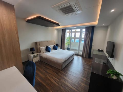 Bed, TV and multimedia, View (from property/room), Balcony/Terrace, Photo of the whole room, Bedroom, air conditioner