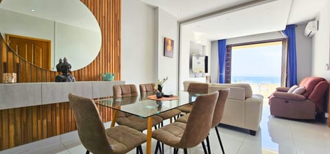 TV and multimedia, Balcony/Terrace, Living room, Decorative detail, Seating area, Dining area, Sea view