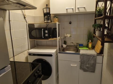 Kitchen or kitchenette, oven, stove, washing machine