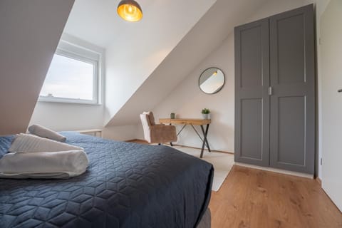 Bed, Photo of the whole room, Seating area, Bedroom, wardrobe