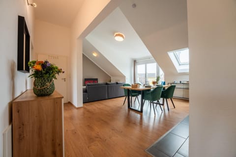 TV and multimedia, Kitchen or kitchenette, Living room, Seating area, Dining area