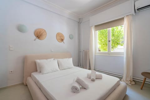 Bed, towels, air conditioner