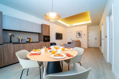 Kitchen or kitchenette, Food and drinks, Dining area