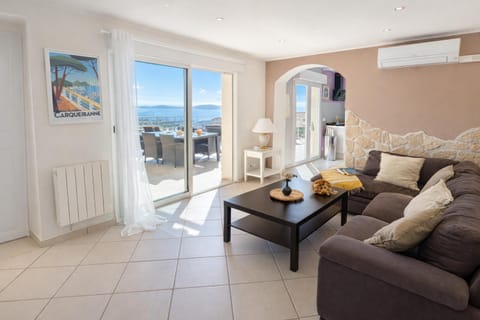 Patio, Communal lounge/ TV room, air conditioner