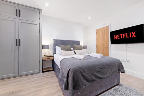 Bed, TV and multimedia, Photo of the whole room, Bedroom, towels, wardrobe
