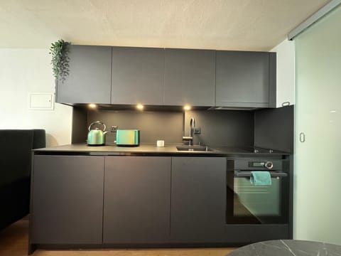 Coffee/tea facilities, Kitchen or kitchenette, oven, stove, toaster