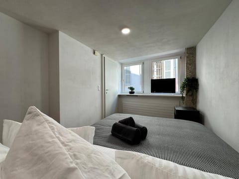 Bed, TV and multimedia, Photo of the whole room, Bedroom, towels