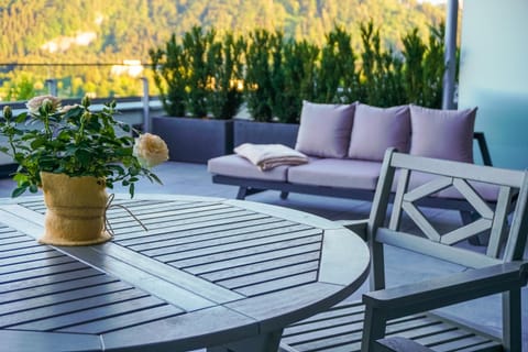View (from property/room), Balcony/Terrace, Seating area, Dining area, Lake view, Mountain view