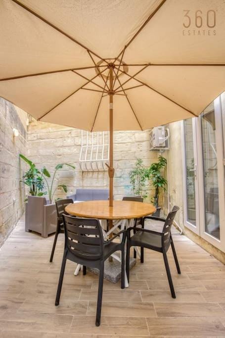 Patio, Day, View (from property/room), Balcony/Terrace, Living room, Seating area, Dining area