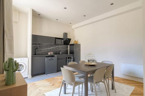 Joli T3 avec terrasse et parking, Écully Apartment in Lyon