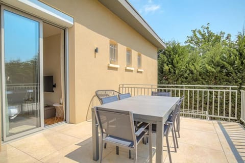 Joli T3 avec terrasse et parking, Écully Apartment in Lyon