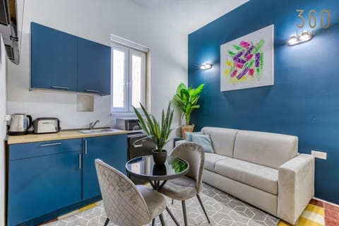Kitchen or kitchenette, Living room, Seating area, Dining area, minibar, pet friendly, stove