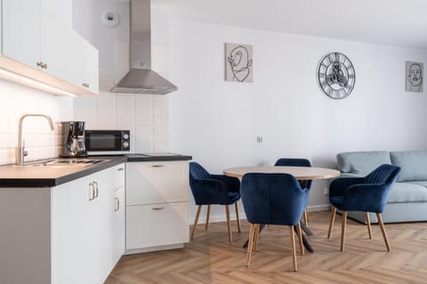 Kitchen or kitchenette, Seating area, Dining area