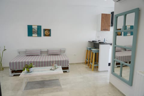 Kitchen or kitchenette, Living room, Seating area, Dining area, minibar