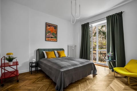Bed, Photo of the whole room, Seating area, Bedroom