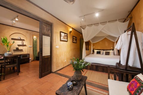 Bed, Living room, Photo of the whole room, Seating area, Dining area, Bedroom