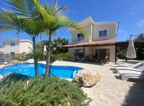 Property building, Patio, Day, Garden, Garden view, Pool view, Swimming pool, sunbed