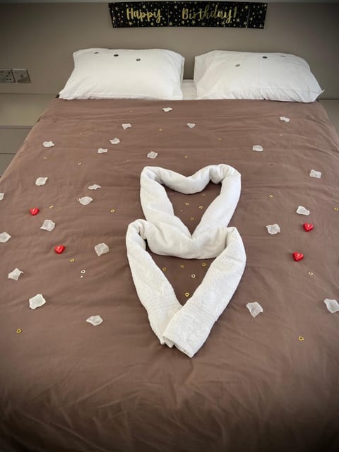 Bed, Photo of the whole room, Bedroom, towels