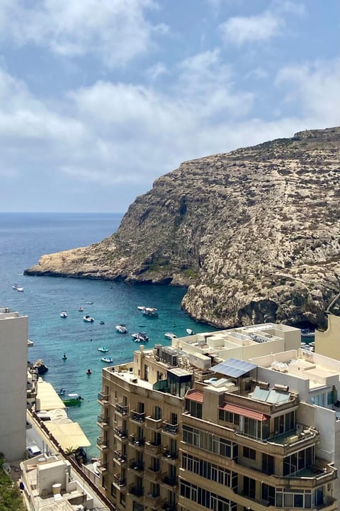 Property building, Restaurant/places to eat, Day, Natural landscape, Beach, City view, Sea view