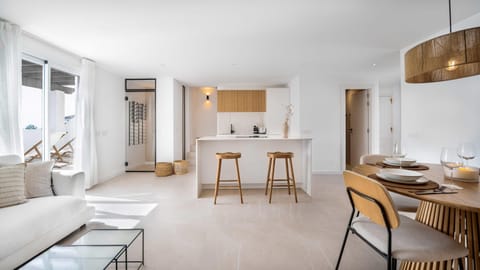 Kitchen or kitchenette, Living room, Seating area, Dining area