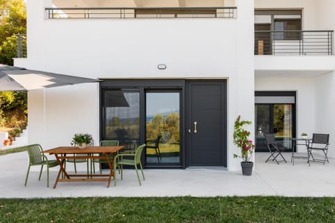 View (from property/room), Balcony/Terrace, Living room, Garden view