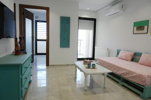TV and multimedia, Living room, Seating area, Bedroom, air conditioner