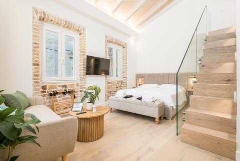 Bed, TV and multimedia, Living room, Photo of the whole room, Seating area, Bedroom