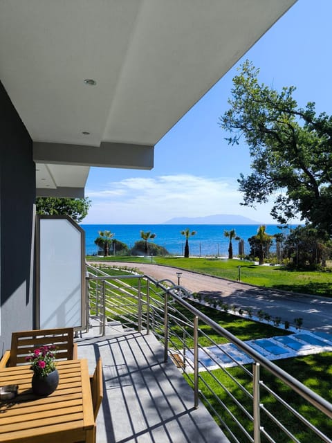View (from property/room), Balcony/Terrace, Dining area, Sea view