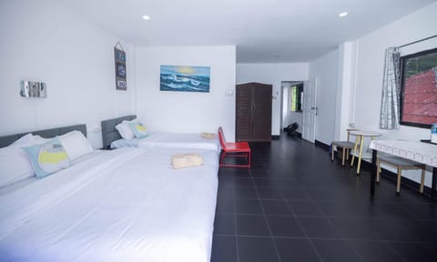 Bed, TV and multimedia, Living room, Photo of the whole room, Seating area, Bedroom