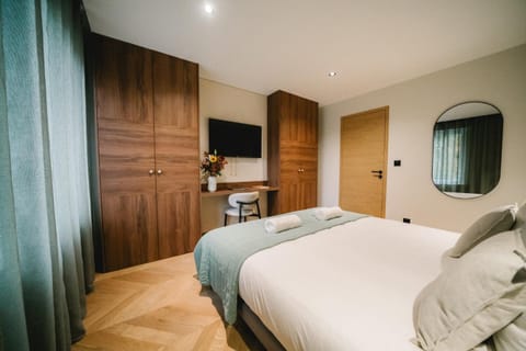 Bed, TV and multimedia, Bedroom, storage