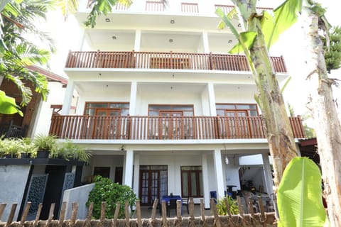 Property building, Day, Balcony/Terrace