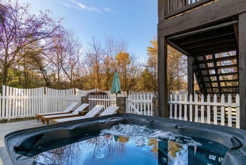 10 mins to DT Asheville Pool Hot Tub Game Room House in Asheville