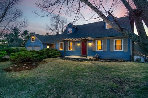 10 mins to DT Asheville Pool Hot Tub Game Room House in Asheville