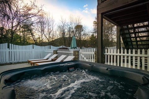 10 mins to DT Asheville Pool Hot Tub Game Room House in Asheville