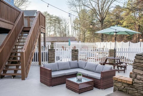 10 mins to DT Asheville Pool Hot Tub Game Room House in Asheville