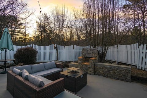 10 mins to DT Asheville Pool Hot Tub Game Room House in Asheville