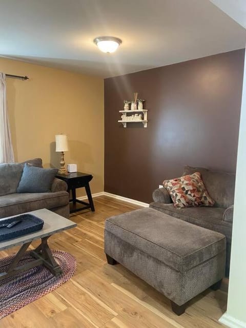 102 Acre Pet Friendly Horse Farm! Bring your horse too! Apartment in Ohio