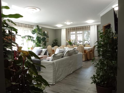 Communal lounge/ TV room, Living room, Seating area